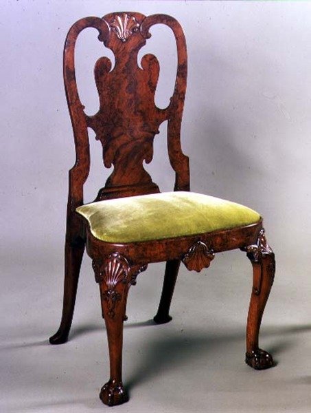 シェルの彫刻とカブリオレの脚が付いたジョージIサイドチェア、c.1720（クルミ） 作： 英語学校