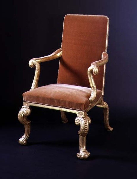 ベルベットの室内装飾が施された金色のアームチェア、c.1710（金色とベルベット） 作： 英語学校
