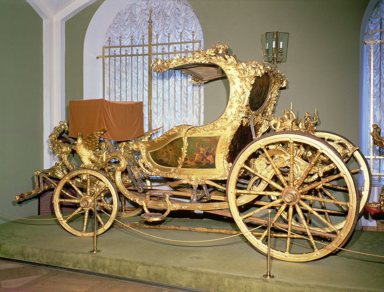 エンプレスキャサリン2世のゴンドラの馬車、彫刻が施された木材、ジェッソ地に金メッキ、塗装された装飾、ベルベットの室内装飾、1770年代 作： 英語学校