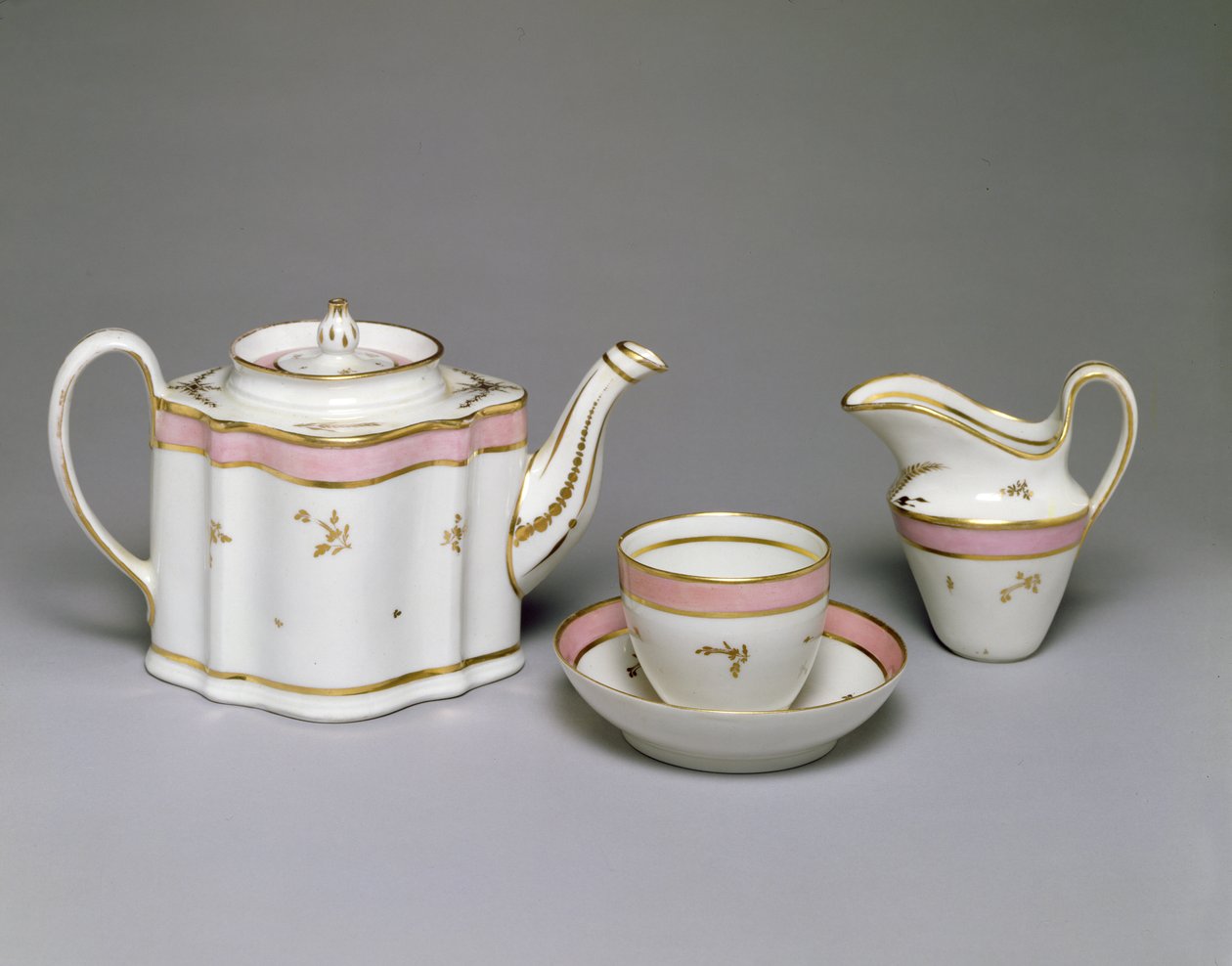 エナメルと金箔の装飾が施された新しいホールのティーポット、水差し、カップ、ソーサー、c.1790-1800（ハードペーストの磁器） 作： 英語学校