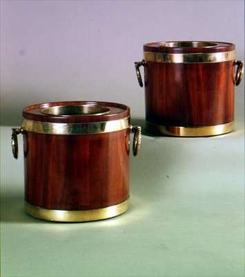 真鍮製ハンドル付き円形ワインクーラーのペア、c.1765（マホガニーと真鍮） 作： 英語学校