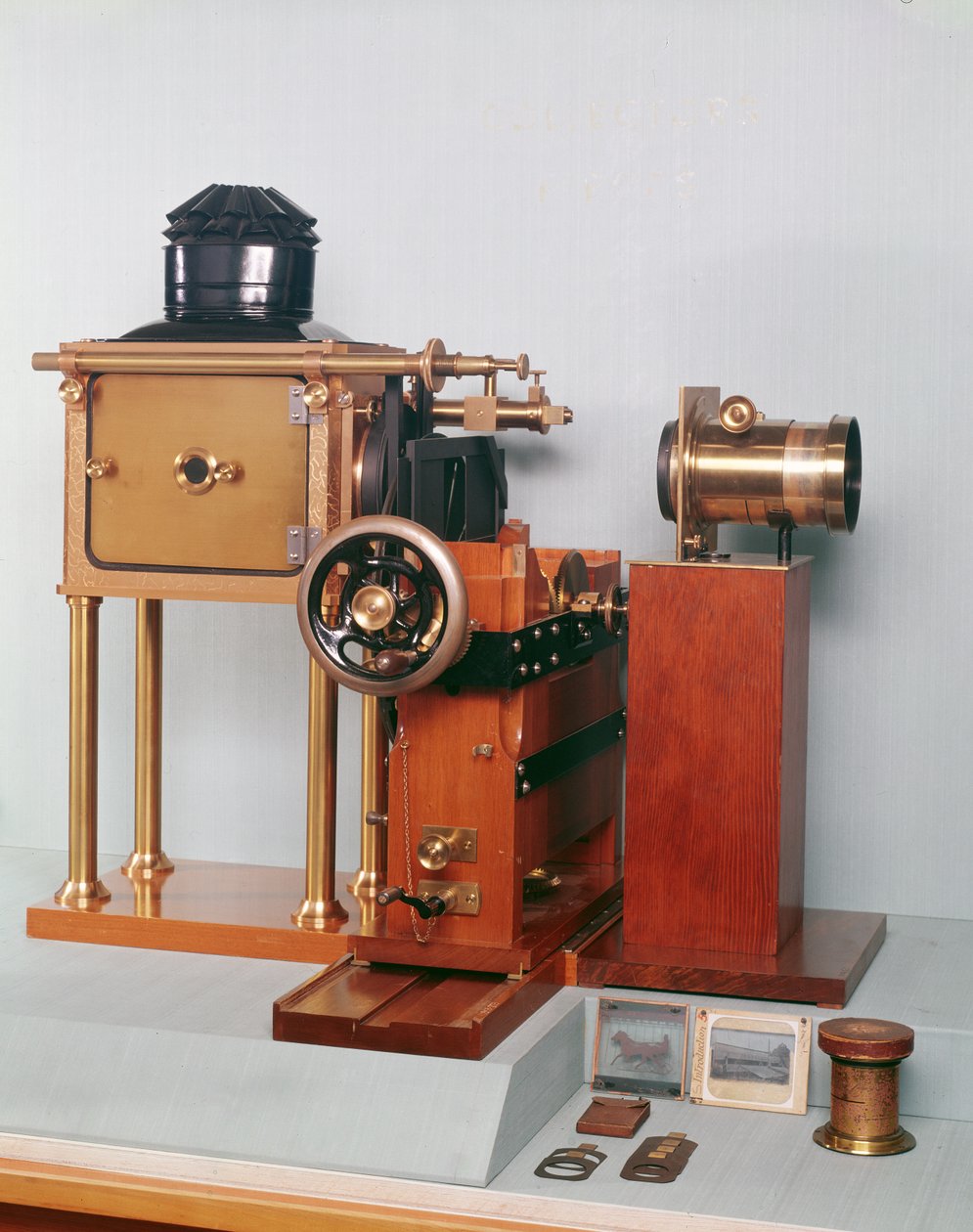 Eadweard Muybridge（1830-1904）1880（木材）によって設計されたzoopraxiscopeのレプリカ（260227も参照） 作： 英語学校