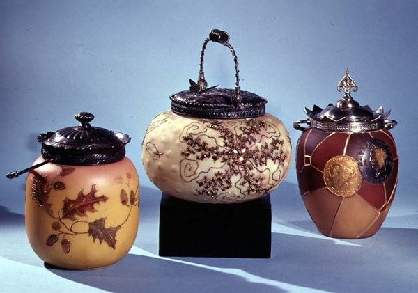 エナメルと金箔の装飾が施された3つのクラッカージャー、1888-95（ガラス） 作： 英語学校