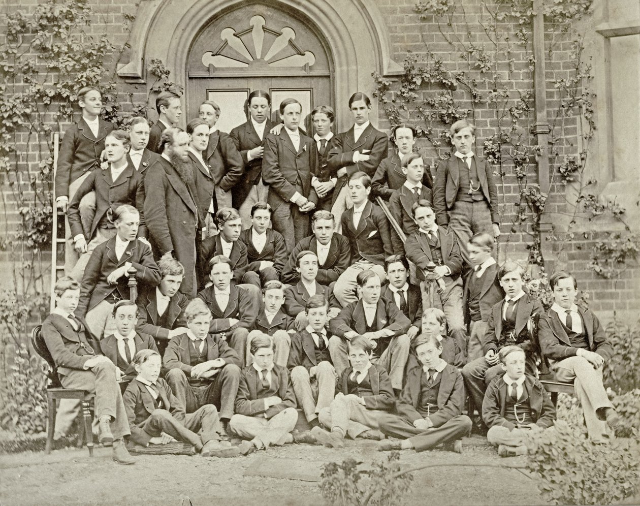 イートンカレッジの家の写真、1870年代 作： 英語の写真家