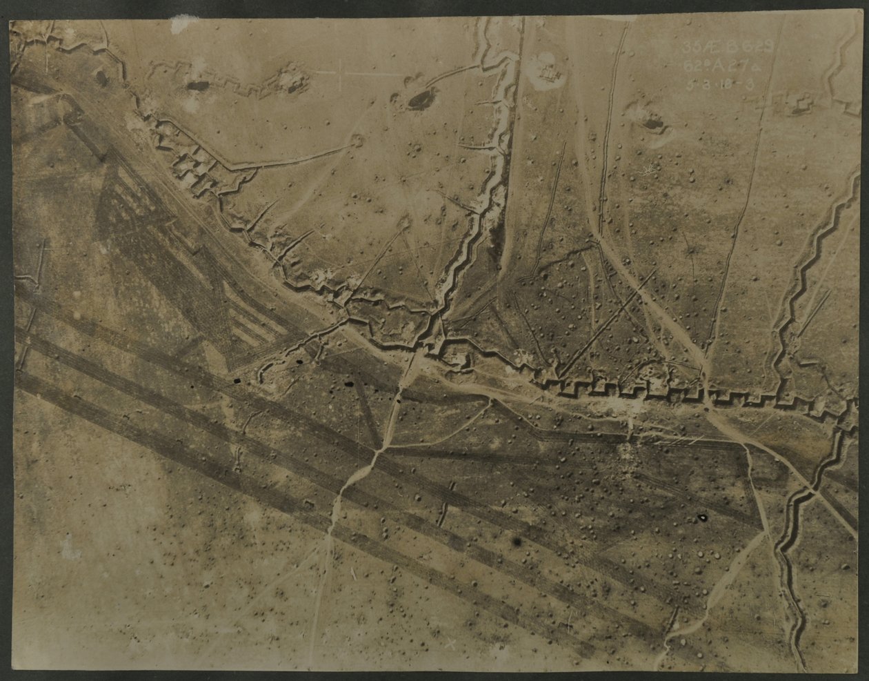 第一次世界大戦の塹壕の空撮、1918年 作： 英語の写真家