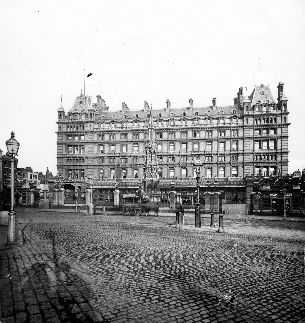 チャリングクロスステーションホテル、1890年頃（写真） 作： 英語の写真家