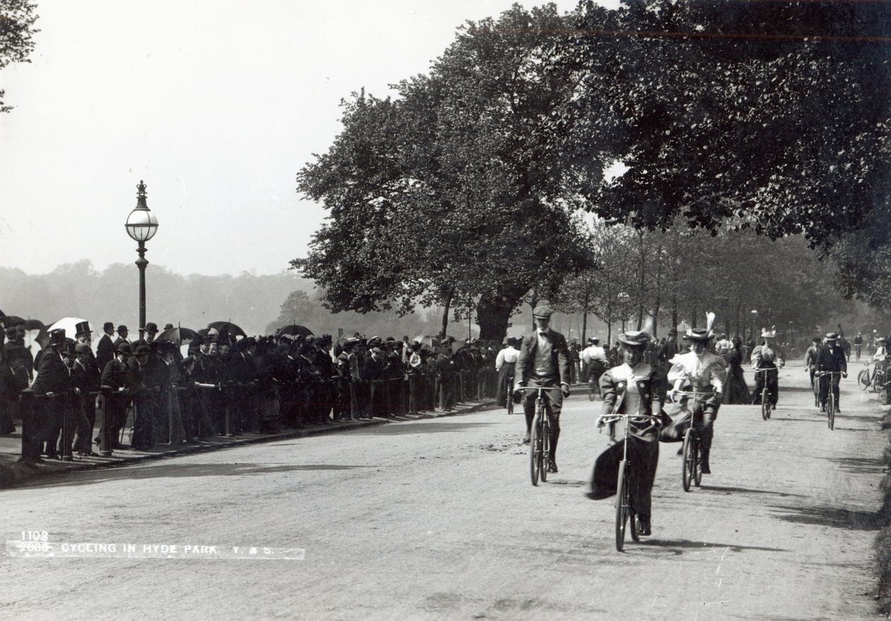 ハイドパークでのサイクリング、1910年頃 作： 英語の写真家