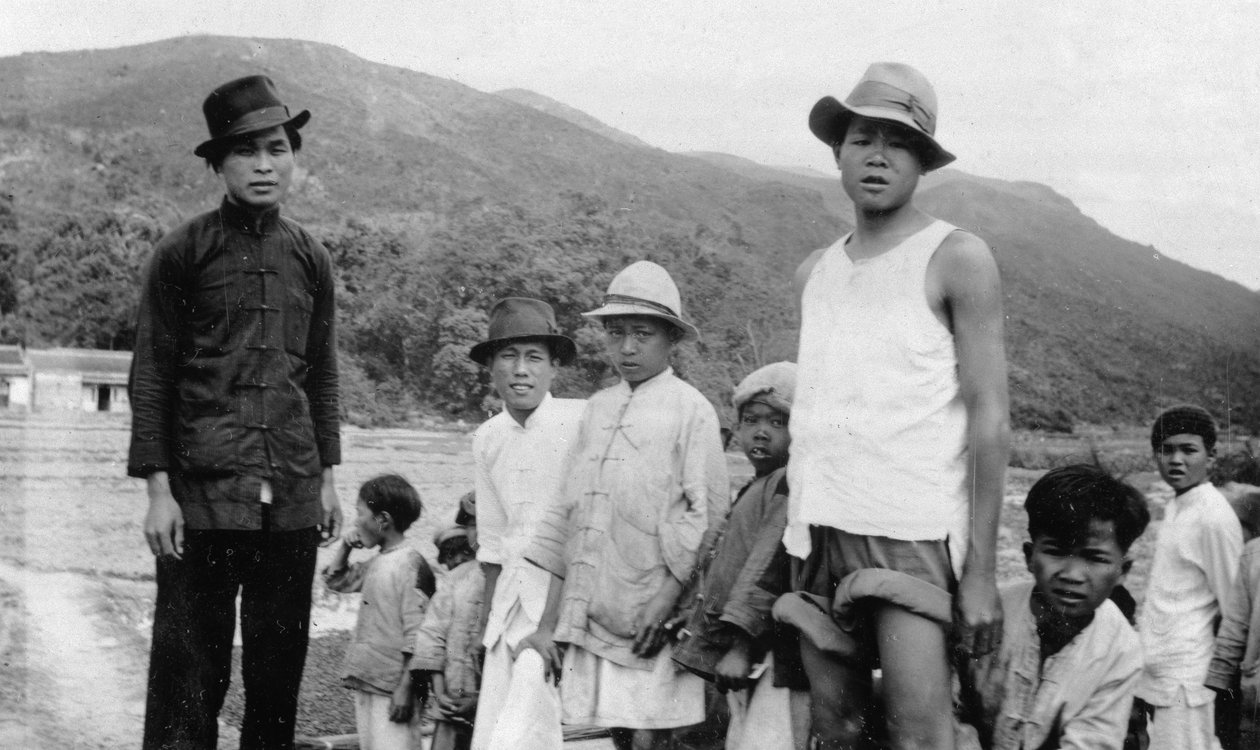 香港の男性のグループ 作： 英語の写真家