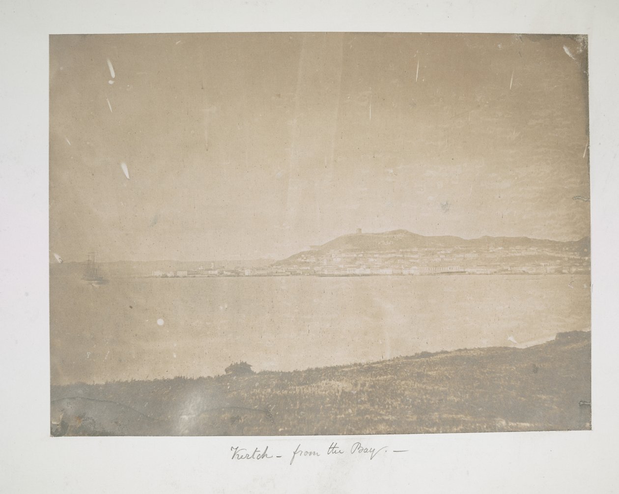 ベイからのケルチ。 写真家: Unknownc 1855-1856 作： 英語の写真家