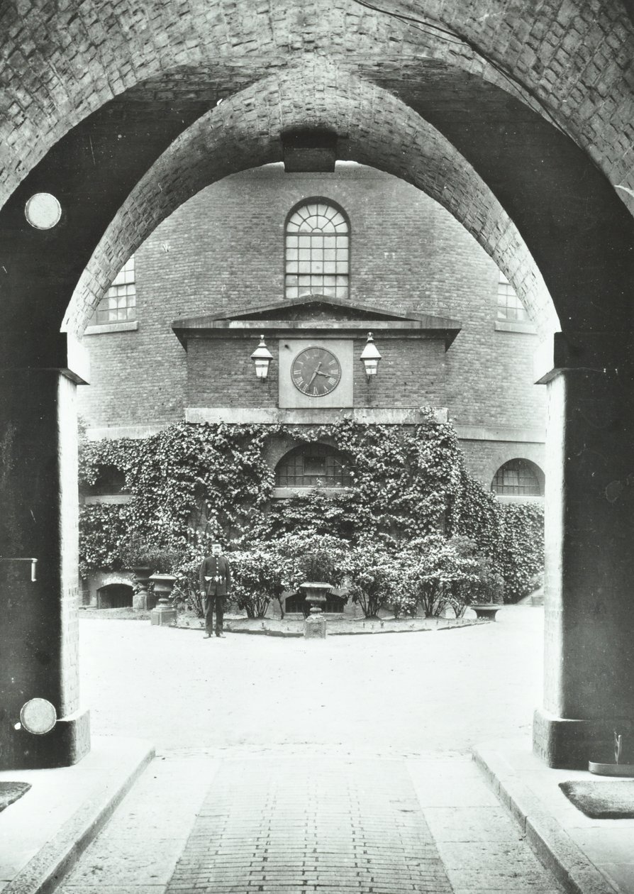 ミルバンク刑務所：アーチ道を通る礼拝堂、1885年 作： 英語の写真家