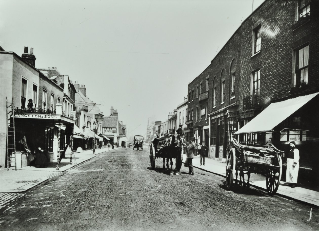 1885年、橋に向かっているパトニーハイストリート 作： 英語の写真家