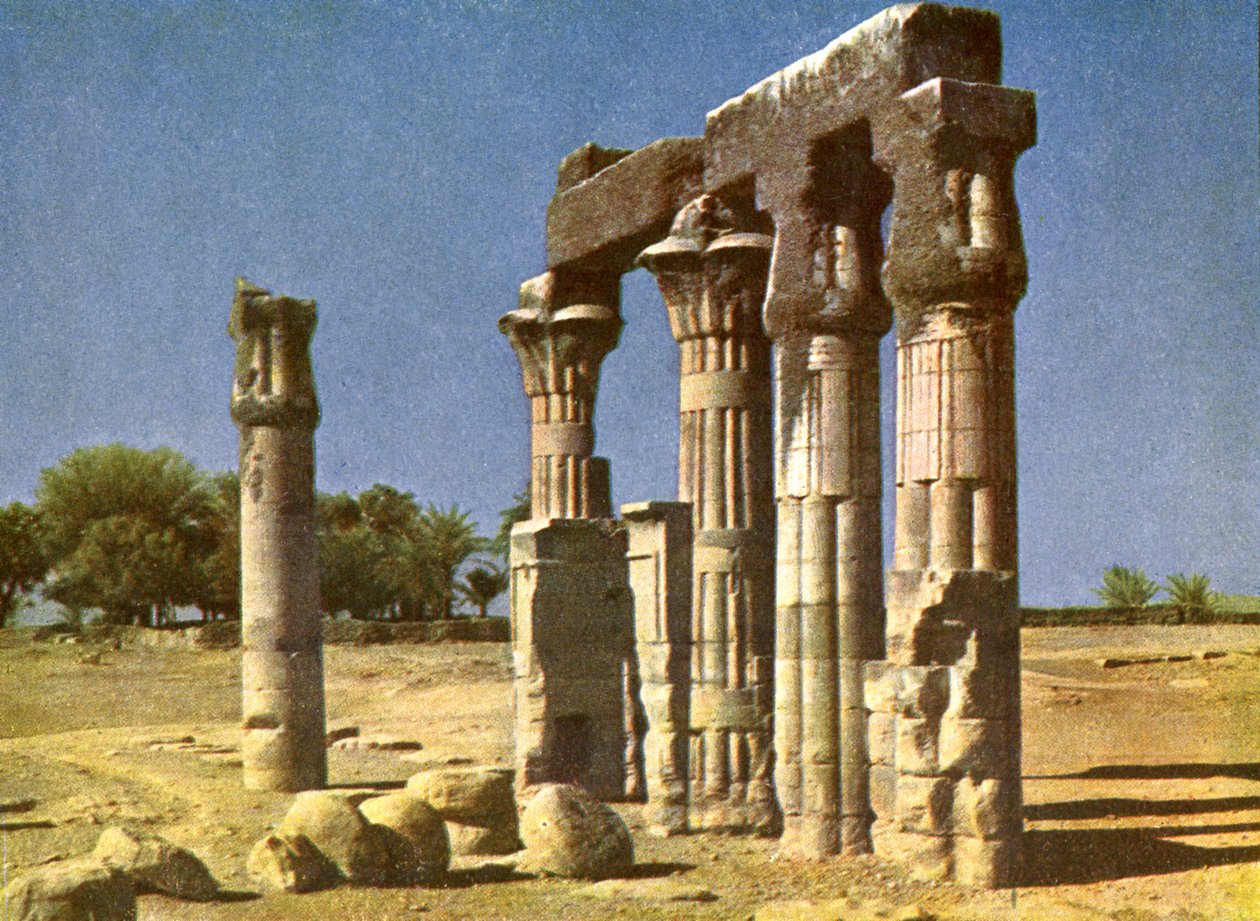エジプト、メダムートの廃墟寺院 作： 英語の写真家