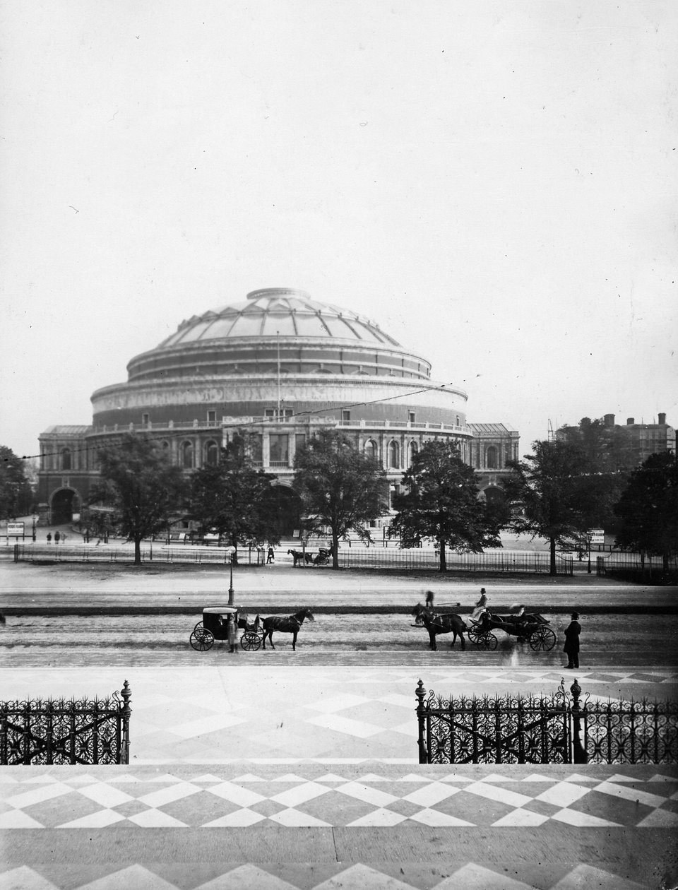 ロイヤルアルバートホール、ロンドン、1880年代 作： 英語の写真家