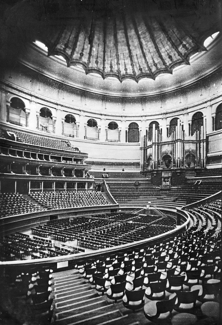 ロイヤルアルバートホール、ロンドン、1880年代 作： 英語の写真家