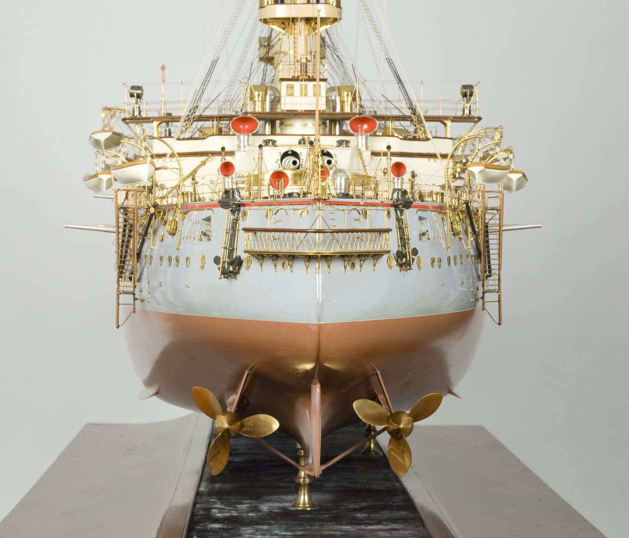 日本の戦艦「初瀬」のビルダーのモデル、c.1890-99 作： 英語学校
