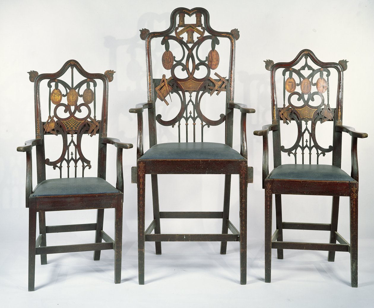 3つのジョージアのフリーメーソンの椅子、c.1790（マホガニー） 作： 英語学校