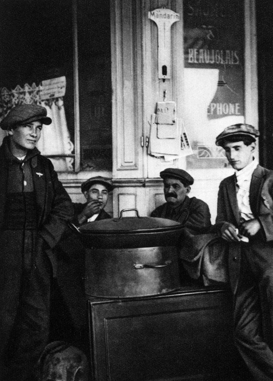 焼き栗のストリートセラー、パリ、1931年。 作： アーネスト・フラマリオン