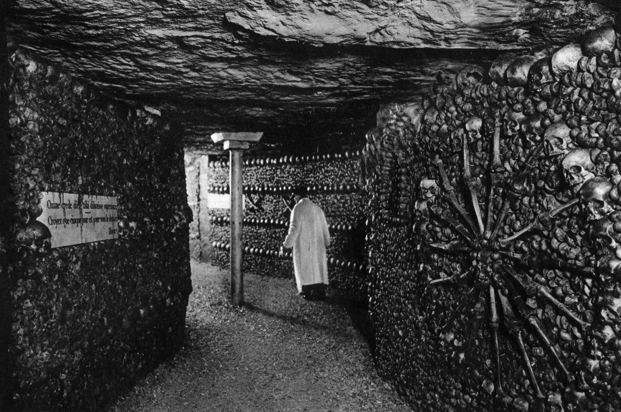 カタコンベ、パリ、1931年。 作： アーネスト・フラマリオン