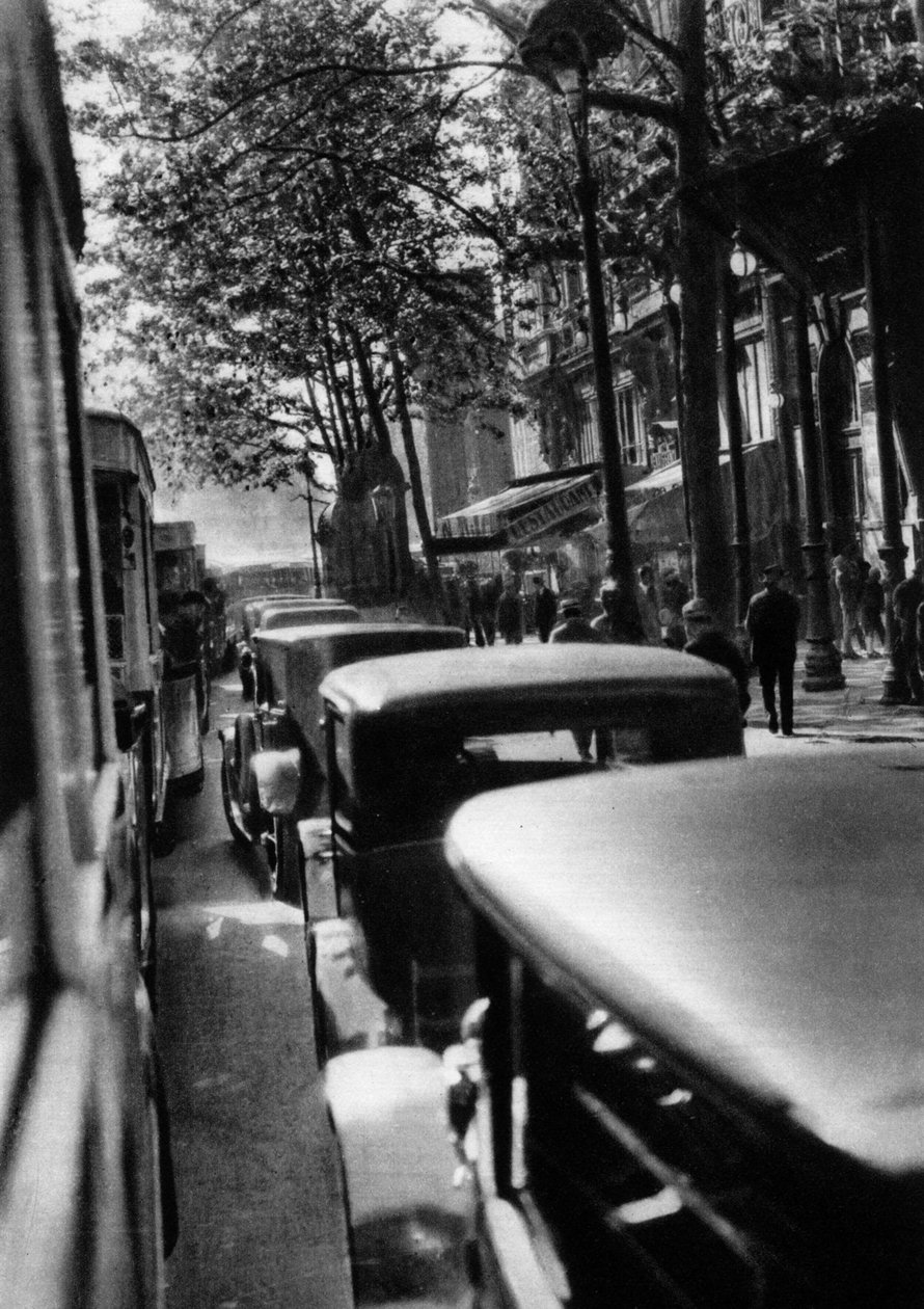 Grands Boulevards、パリ、1931年のトラフィック。 作： アーネスト・フラマリオン