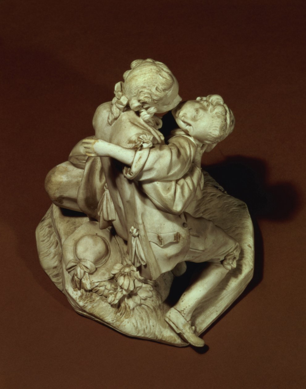 1765年のブーシェの後のキス、セーヴルグループ（磁器） 作： エティエンヌ・モーリス・ファルコネット
