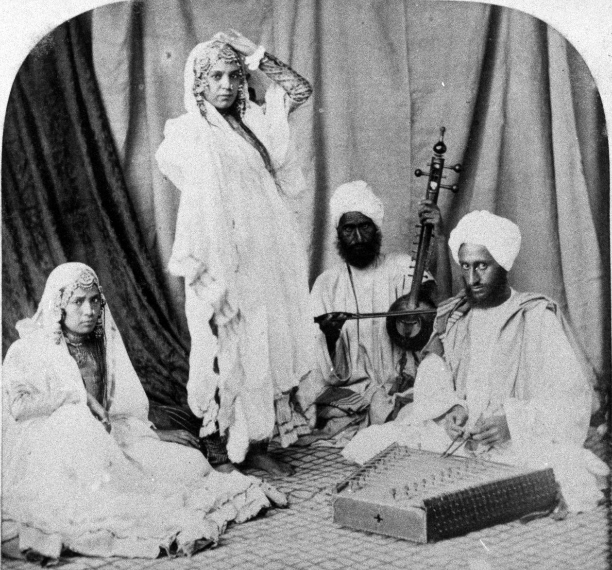 ナウッチの少女と音楽家、1860〜80年頃 作： ヨーロッパの写真家