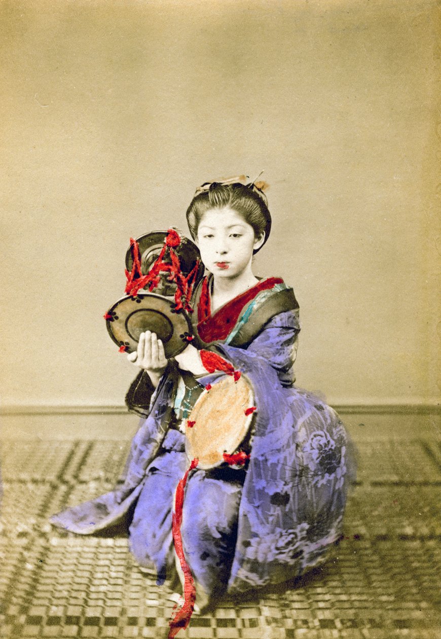 鼓を奏でる芸者、日本、1882 作： フェリーチェ・ベアト