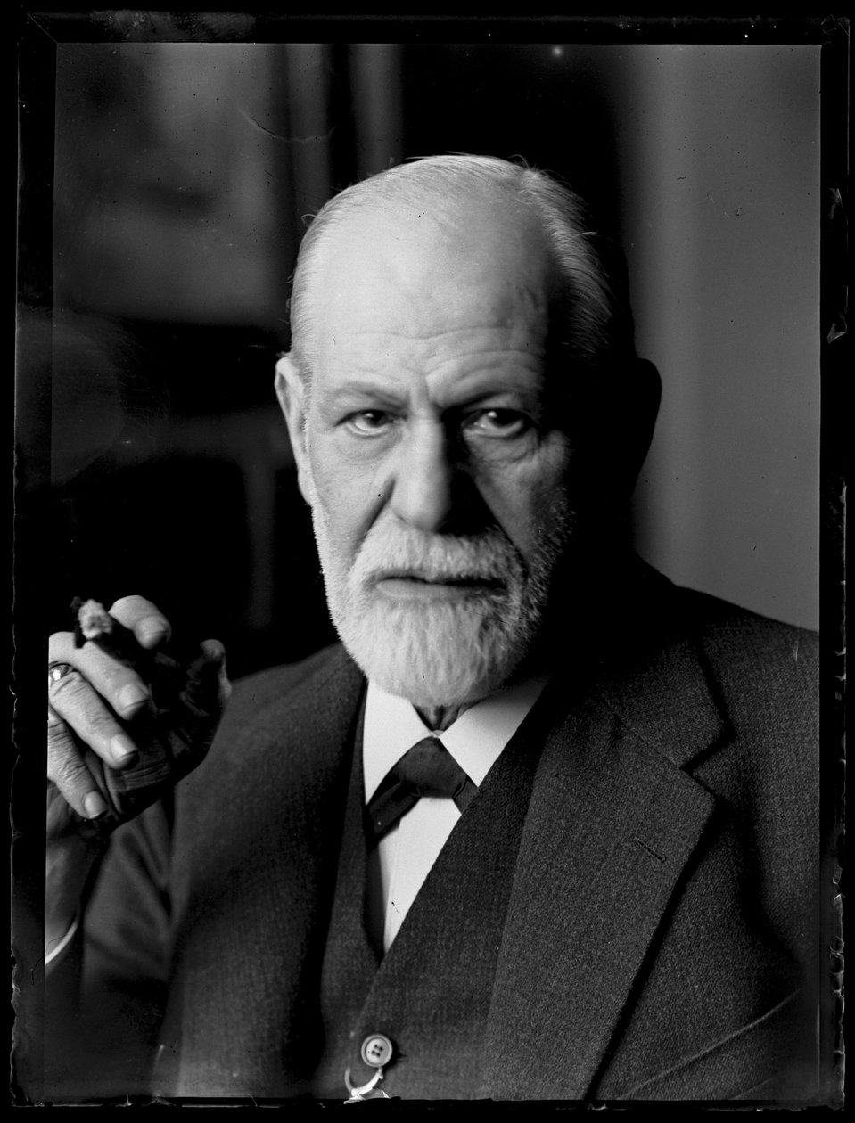 写真 ジークムント・フロイト（1856-1939） 作： フェルディナンド・シュムッツァー