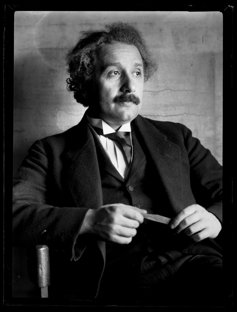アルベルト・アインシュタイン（1879-1955）の写真 作： フェルディナンド・シュムッツァー
