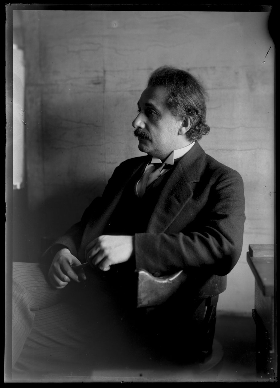 アルベルト・アインシュタイン（1879-1955）の写真 作： フェルディナンド・シュムッツァー