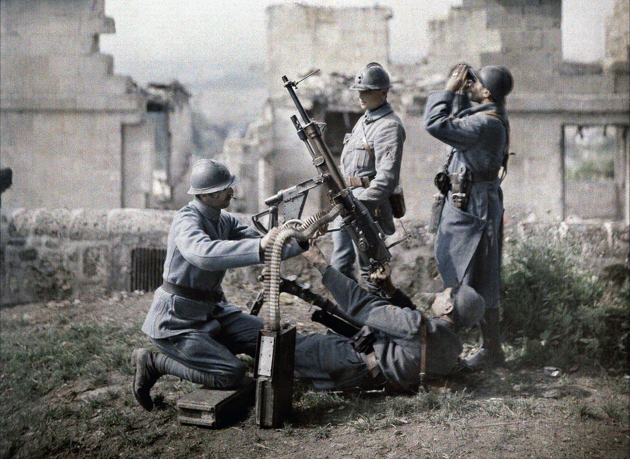 1917年フランスのアイヌの戦いの際、フランスの機関銃手陣が廃墟に陣取った（autochrome） 作： フェルナンド・キュービル