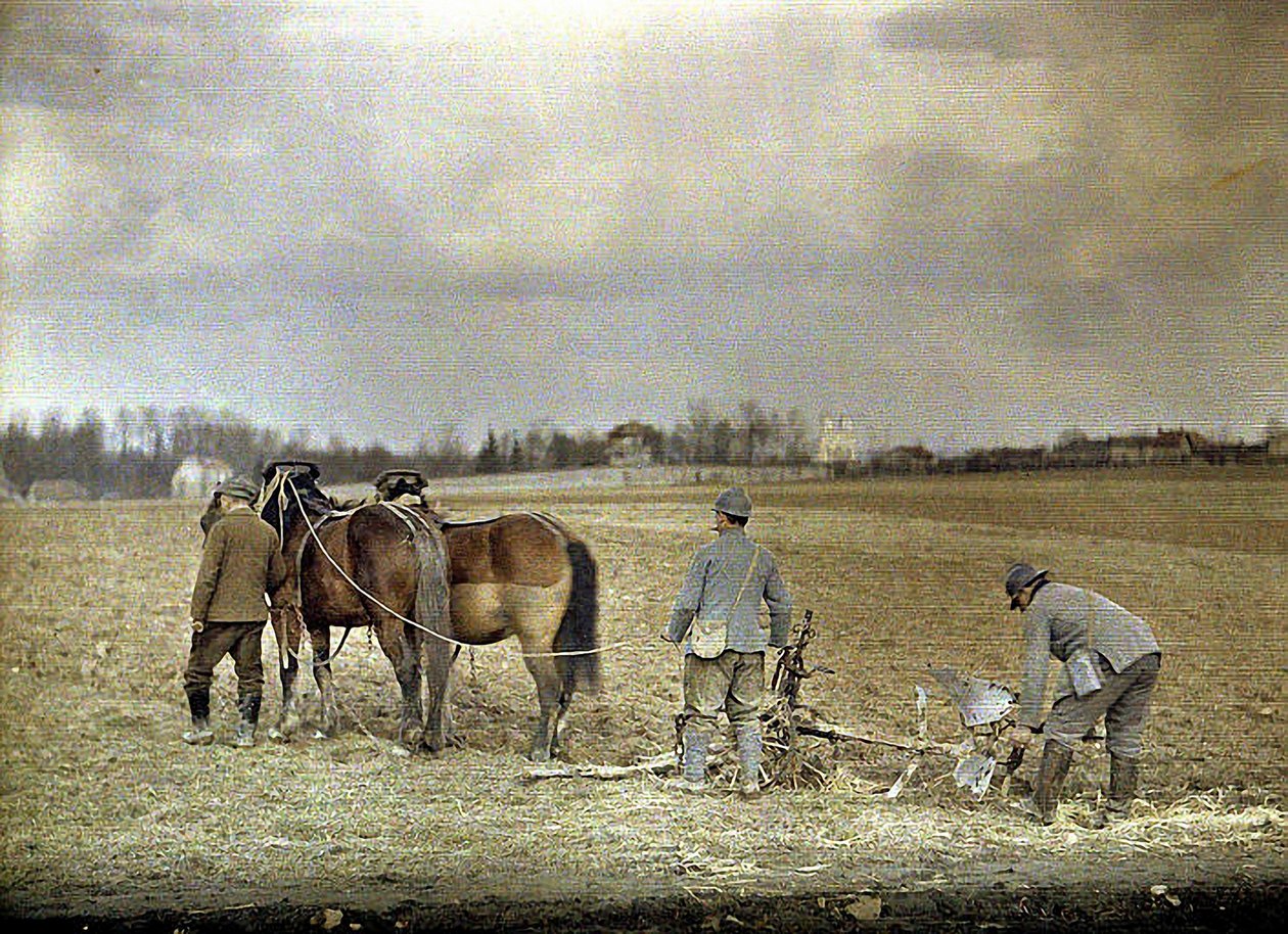 1917年にフランスのマルヌで2頭の馬を耕している農夫と2人のフランス兵（オートクローム） 作： フェルナンド・キュービル