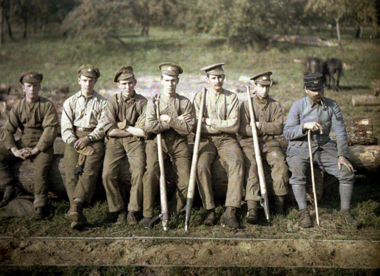 カントフックを持つカナダの兵士は、製材所、ケミー、オワーズ、フランス、1917年（オートクローム）のために木の幹に座っています。 作： フェルナンド・キュービル