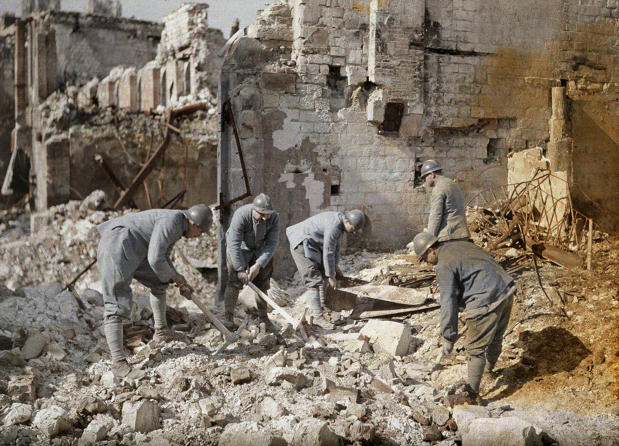 1917年の第一次世界大戦中にドイツ軍の大砲と空襲によって破壊されたランスの遺跡の瓦礫を片付けた5人のフランス兵（オートクローム） 作： フェルナンド・キュービル