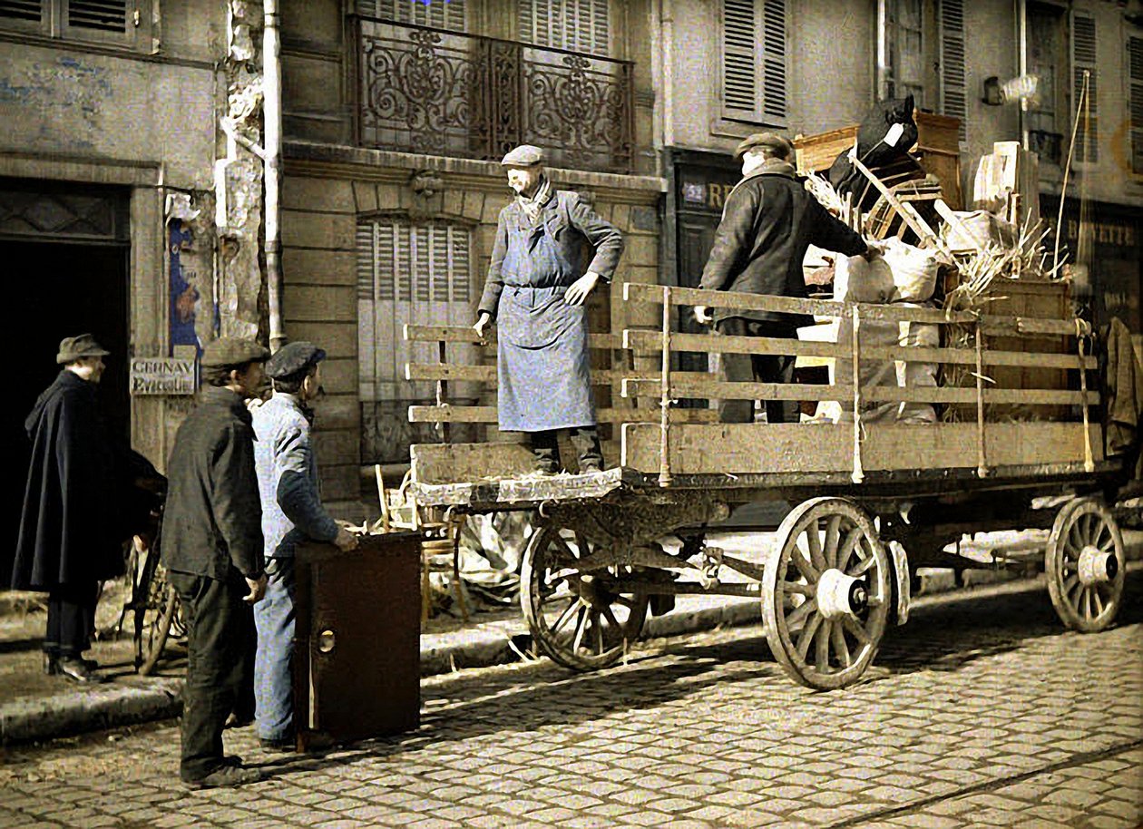 1917年にフランスのマルヌにあるランス、私物をカートに積み込む4人の労働者（オートクローム） 作： フェルナンド・キュービル