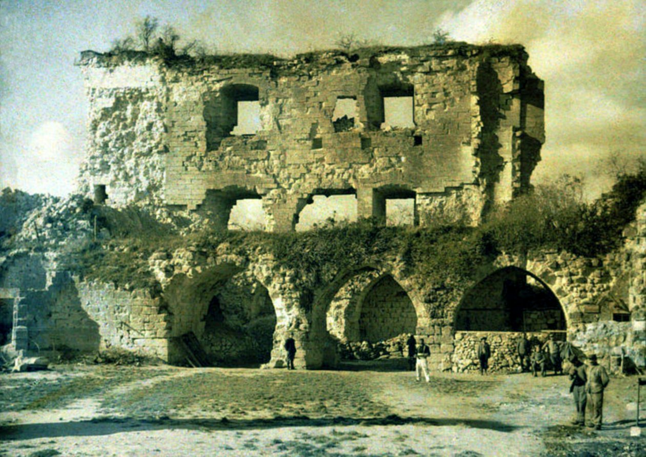 1917年にドイツの兵士によって爆破された大きな損傷を受けた城の中庭にいるフランスの兵士、クシールシャトーオフリック、アイヌ、フランス、1918年（オートクロム） 作： フェルナンド・キュービル