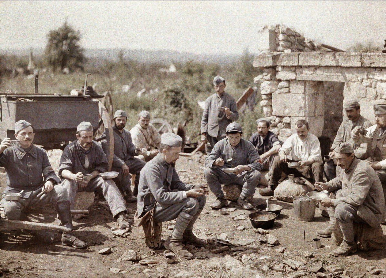 1917年フランス、アイヌの戦いの間に第370歩兵連隊のフランス人兵士がスープを食べる（オートクローム） 作： フェルナンド・キュービル