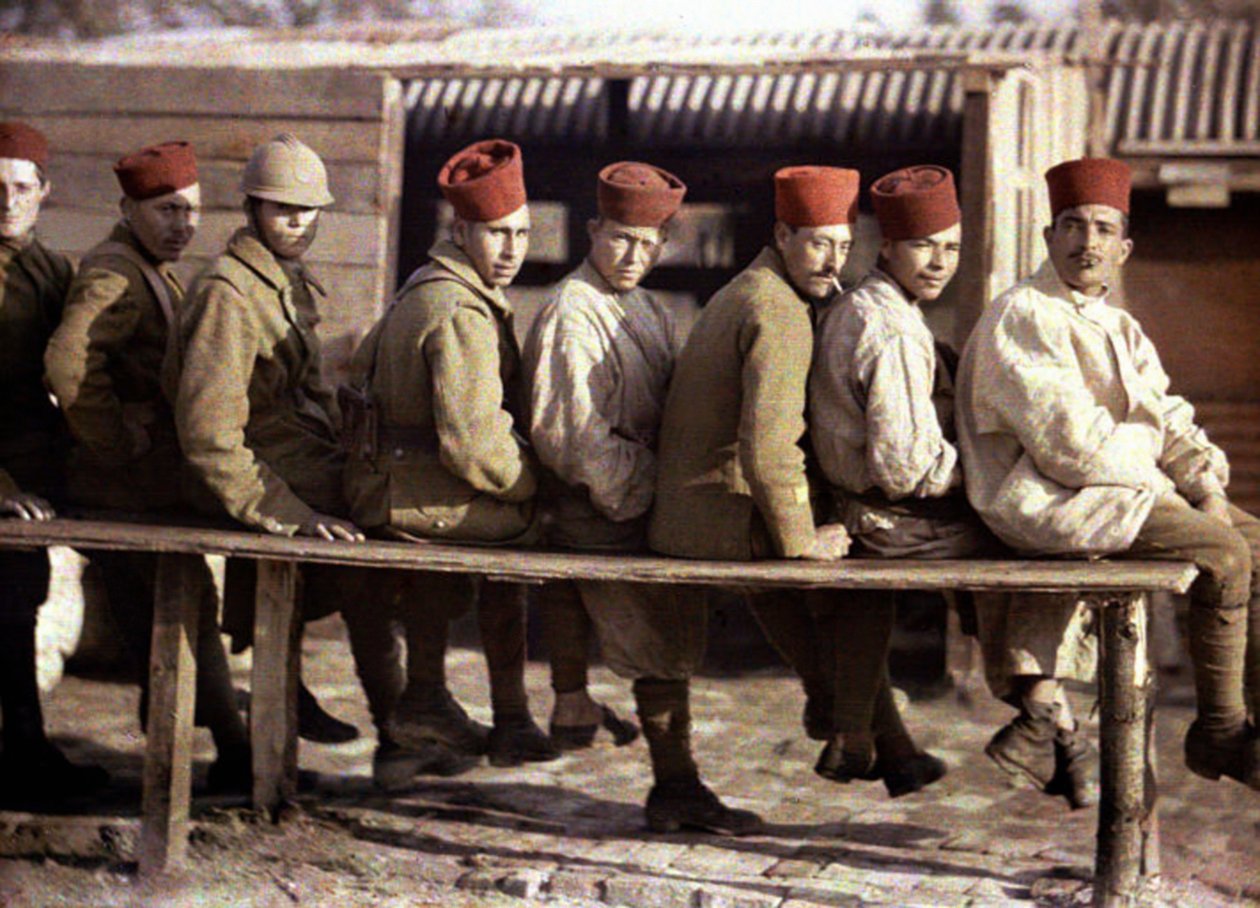 1917年フランスのオワーズ、ノヨンのドイツ軍の後退後のアルジェリア兵のグループ（オートクローム） 作： フェルナンド・キュービル