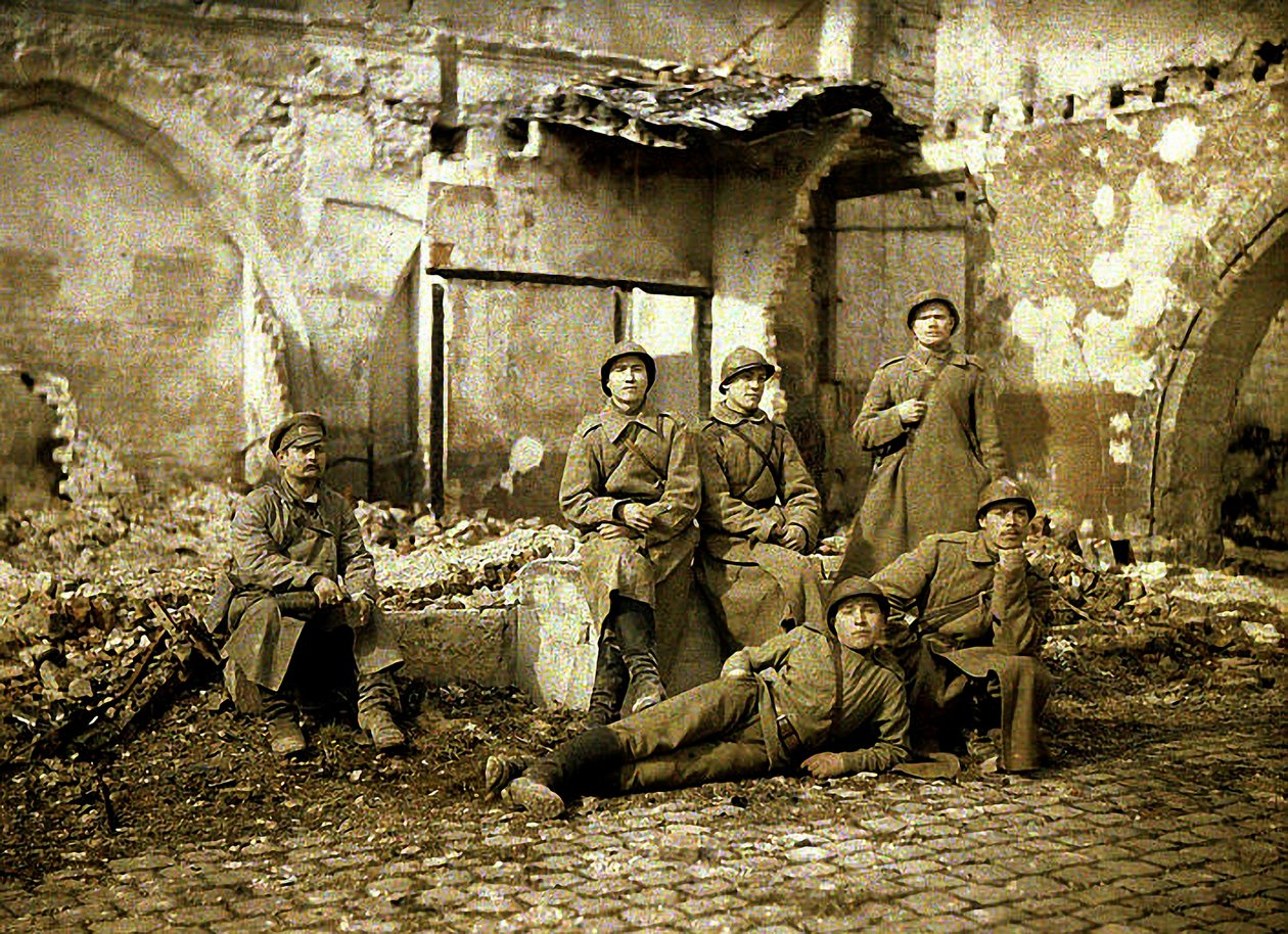 1917年に廃墟となったロシアのランス、マルヌ、フランスのロシア兵のグループ（オートクローム） 作： フェルナンド・キュービル