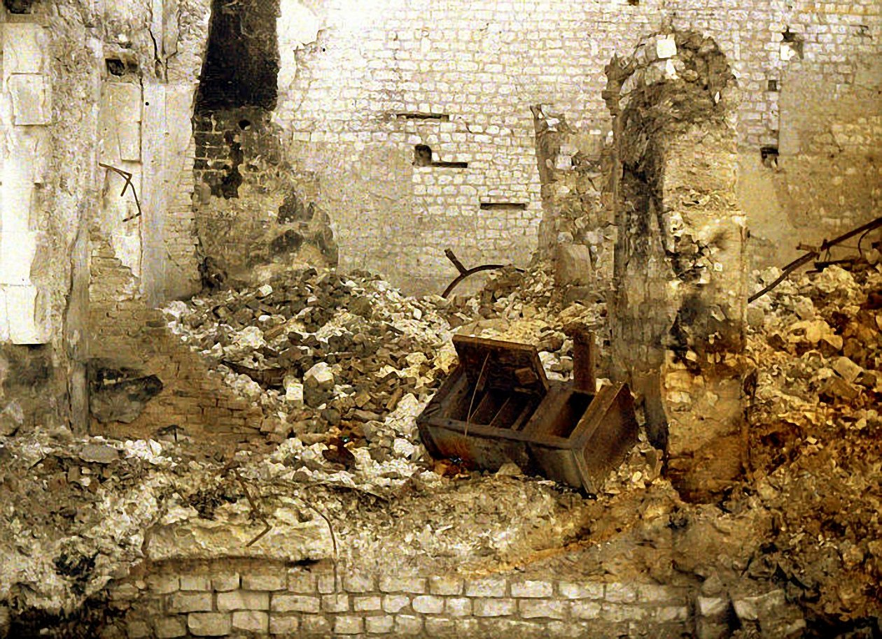 爆撃された家のインテリア、ランス、マルヌ、フランス、1917年（オートクローム） 作： フェルナンド・キュービル