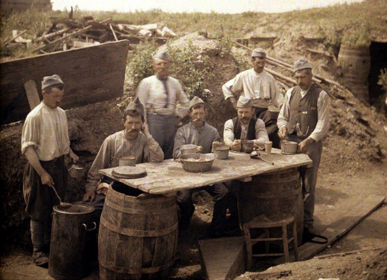 1917年フランス、アイヌ、ソワソン、前部後部のフレンチトレンチでのスープの分配（オートクロム） 作： フェルナンド・キュービル