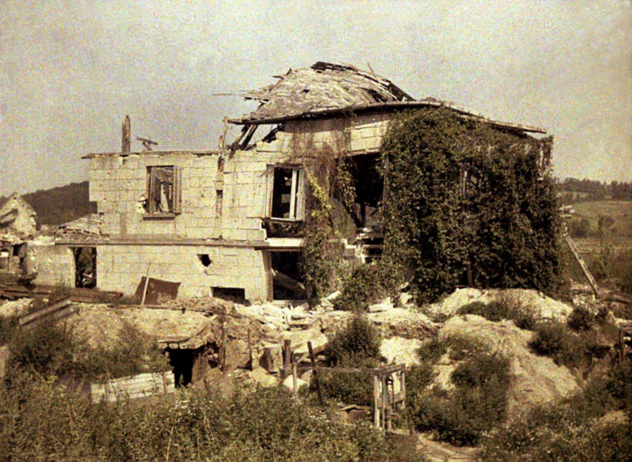 廃墟のソワソン、エーヌ、フランス、1917年にBoevre農場の建物（オートクロム） 作： フェルナンド・キュービル