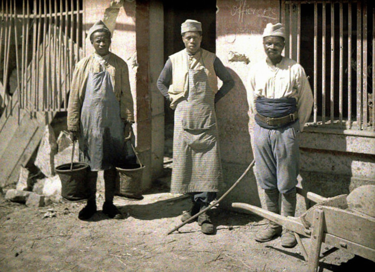 家の前のセネガル出身の3人の労働者、ソワソン、フランス、エーヌ、1917年（オートクローム） 作： フェルナンド・キュービル