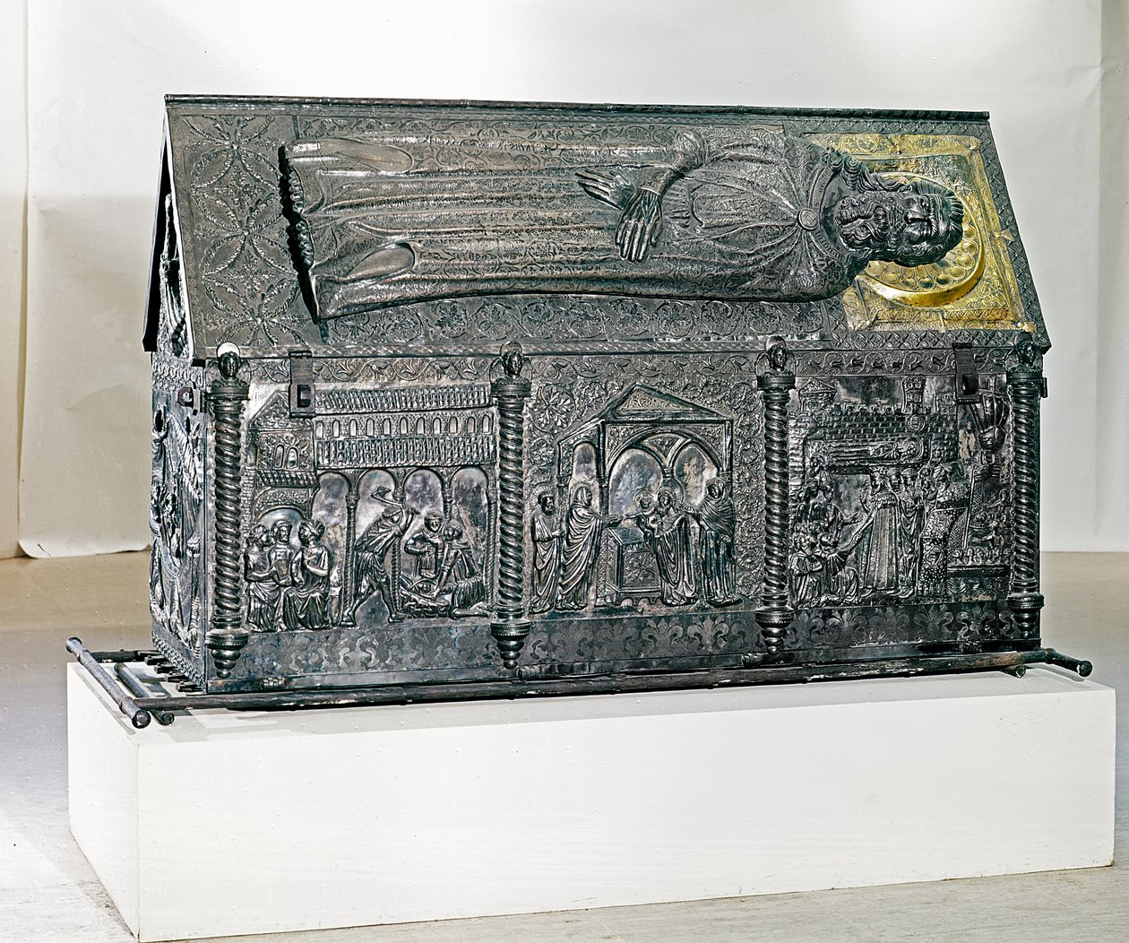 1377-80年、アンジューのルートヴィヒ1世の妻、エリザベスからの委託により聖シメオンの遺骨が収められた棺。 作： フランチェスコ・ダ・ミラノ