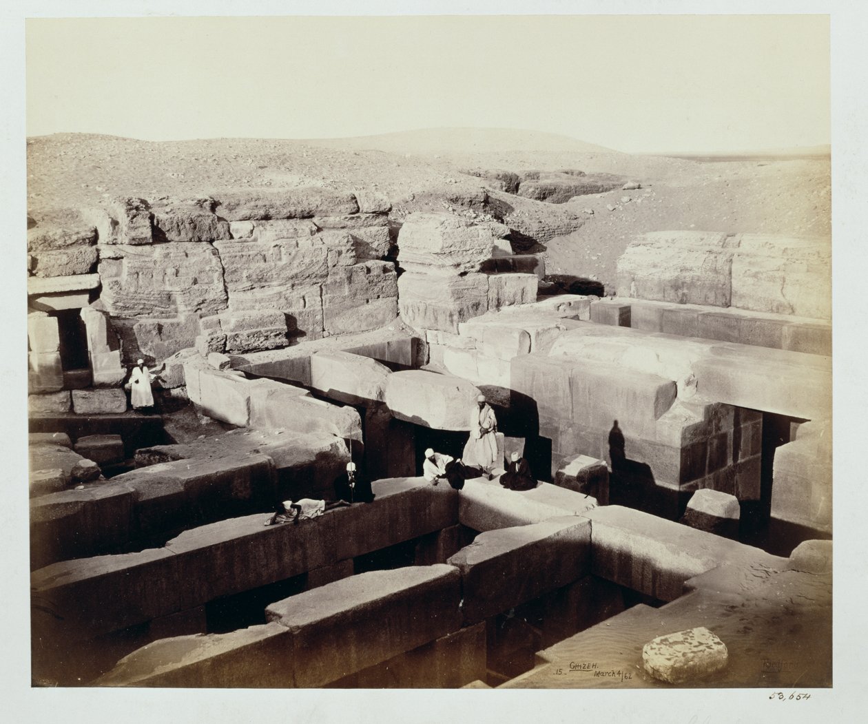 1862年3月4日、スフィンクスのふもとにある発掘された寺院 作： フランシス・ベッドフォード