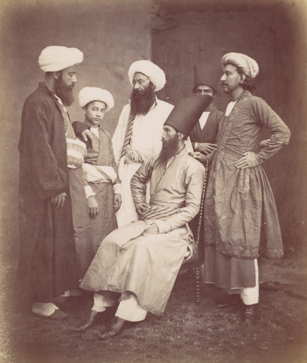 1870 年代の 6 人の東インド人男性。 作： フランシス・フリス