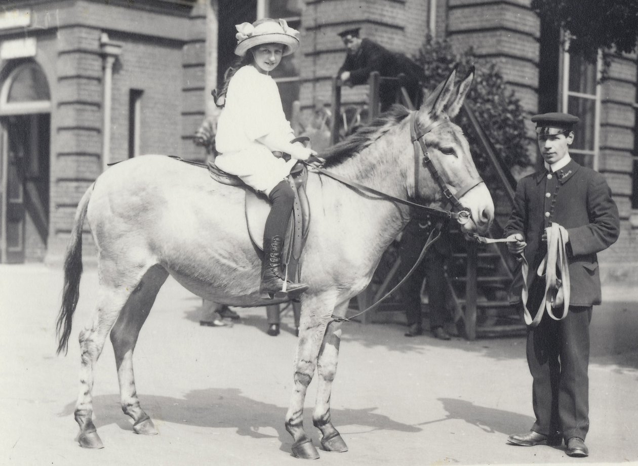 1914年5月、ロンドン動物園の飼育係が率いるお尻に乗っている若い女性 作： フレデリックウィリアムボンド