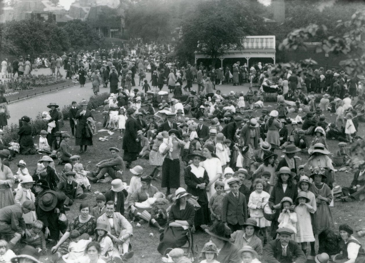 ロンドン動物園の訪問者の群衆、1922年8月の祝日 作： フレデリックウィリアムボンド