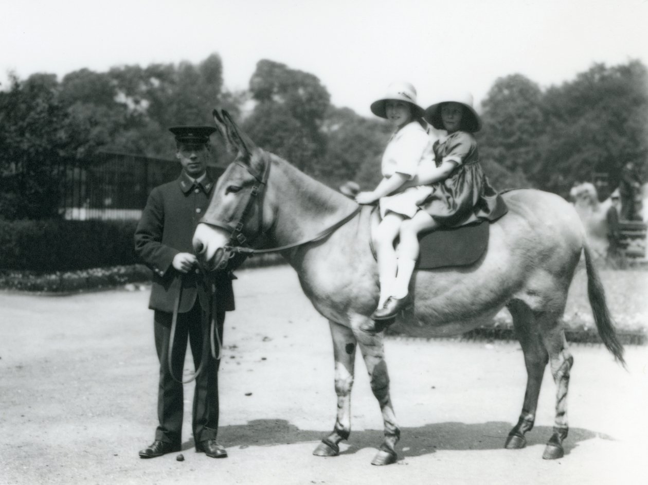 お尻に乗る2人の若い女の子、ロンドン動物園、1922年8月（bw写真） 作： フレデリックウィリアムボンド