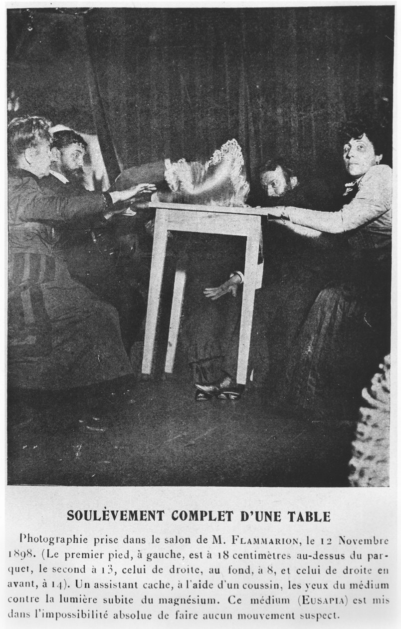 エウサピアパラディーノ（1854-1918）との婚約中に浮上しているテーブル、1898年11月12日 作： フランスの写真家