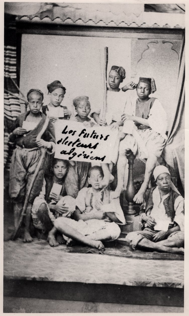 19世紀後半のアナバ地方のアルジェリアの子供たち 作： フランスの写真家